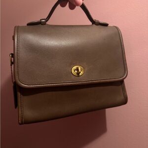 Vintage Coach Court in Taupe